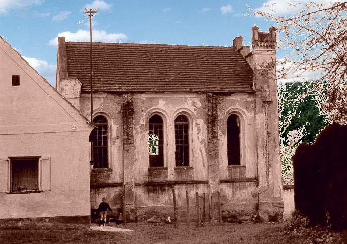 Two pictures of the synagogue in Kardasova Recice (half of the 20th century).